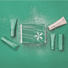 Davroe CURLiCUE – Curly Girl Approved – Unleash Your Curls with Nourishing Care!
No Silicones, No Sulphates, No Drying Alcohols
Give the perfect gift of Davroe CURLiCUE Travel Pack, expertly formulated for all curly, coily, and kinky hair types. This travel-friendly collection is your ultimate solution for soft, hydrated, and beautifully defined curls—perfect for your next getaway or as an introduction to the DAVROE range.
Fortified with rich botanical oils and extracts, CURLiCUE leaves curls soft, hydra