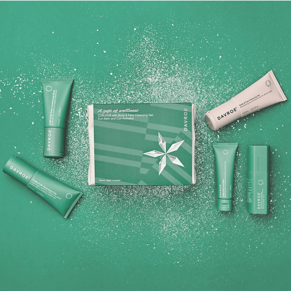 Davroe CURLiCUE – Curly Girl Approved – Unleash Your Curls with Nourishing Care!
No Silicones, No Sulphates, No Drying Alcohols
Give the perfect gift of Davroe CURLiCUE Travel Pack, expertly formulated for all curly, coily, and kinky hair types. This travel-friendly collection is your ultimate solution for soft, hydrated, and beautifully defined curls—perfect for your next getaway or as an introduction to the DAVROE range.
Fortified with rich botanical oils and extracts, CURLiCUE leaves curls soft, hydra